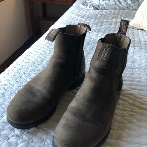 Rustic Brown Leather Blundstone Boots- Women’s Size 8.5